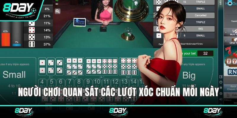 Người chơi quan sát các lượt xóc chuẩn mỗi ngày